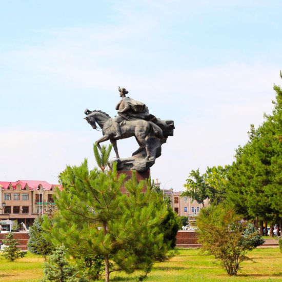 Памятник Бабуру